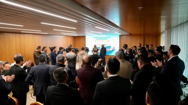 CHP’de çöküş derinleşiyor: Arnavutköy’de 2 meclis üyesi ve 150 üye AK Parti’ye geçti